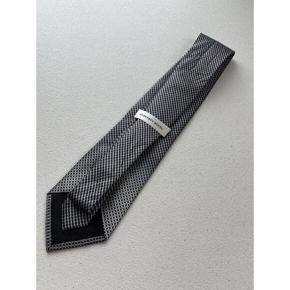Geoffrey Beene Black and Gray Woven Pattern 100% Silk Handmade Designer Tie - Picture 4 of 7